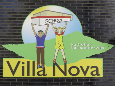 906295 Afbeelding van het beeldmerk van de Villa Nova school voor katholiek basisschool (Staringstraat 1) te Utrecht.